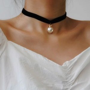 Faux Pearl Decor Velvet Choker